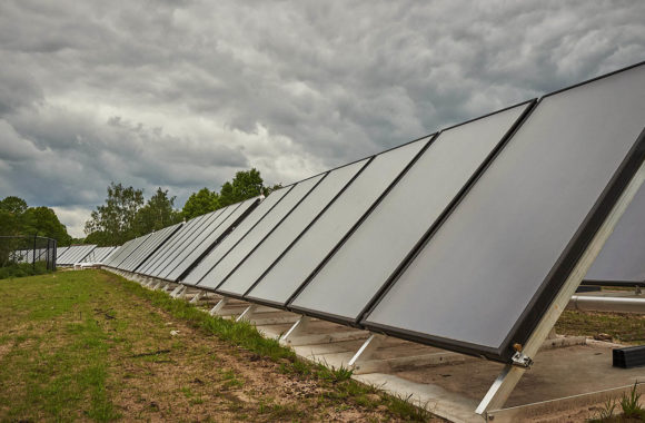 Zonnewarmtepark met 300 vlakke plaat zonnecollectoren - Zwembad Carrousel