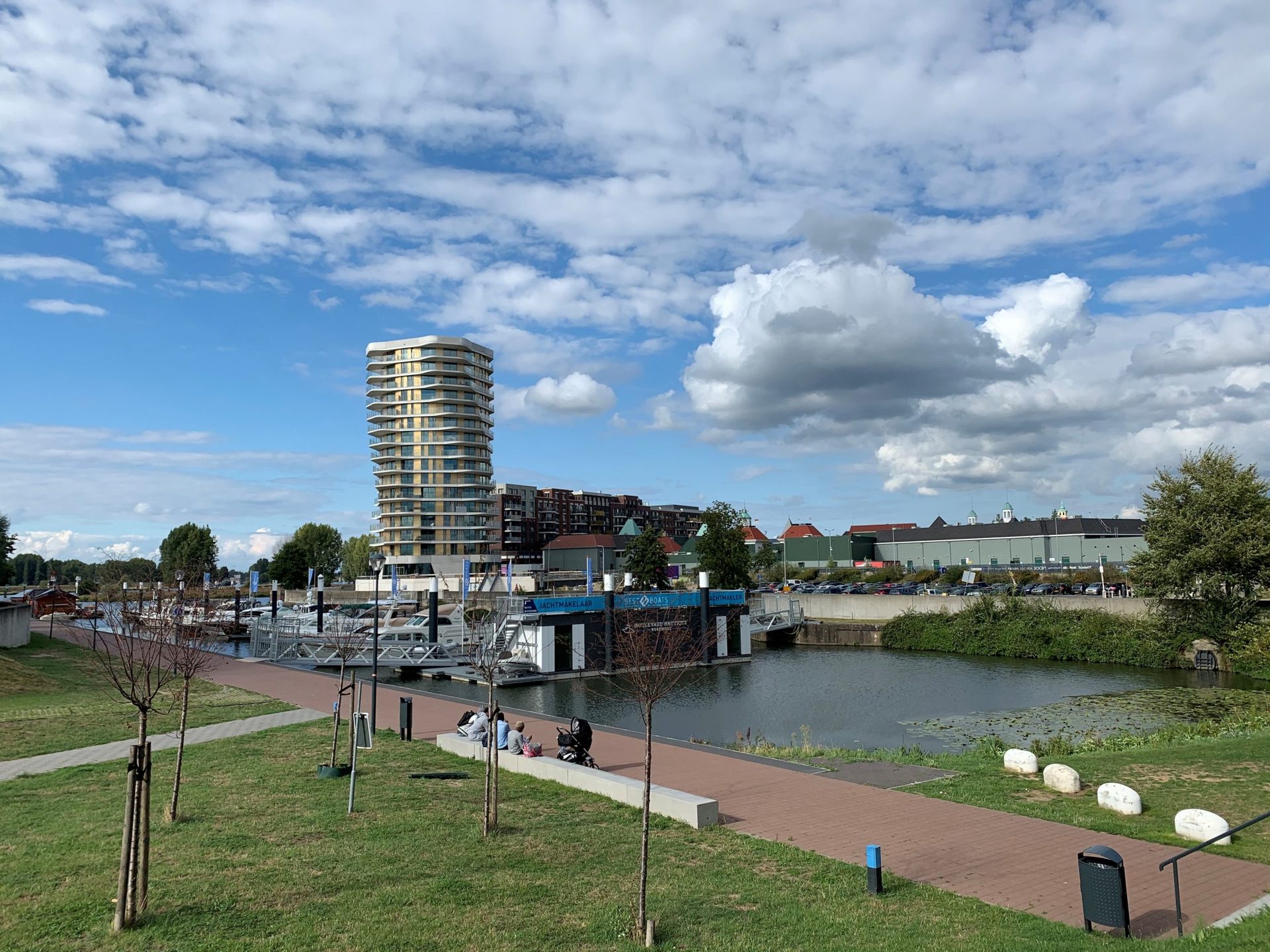 120 zonnepanelen verankerd op 53 meter hoge woontoren