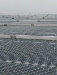 Zonnepanelen op stalen roostervloer woontoren - Technea